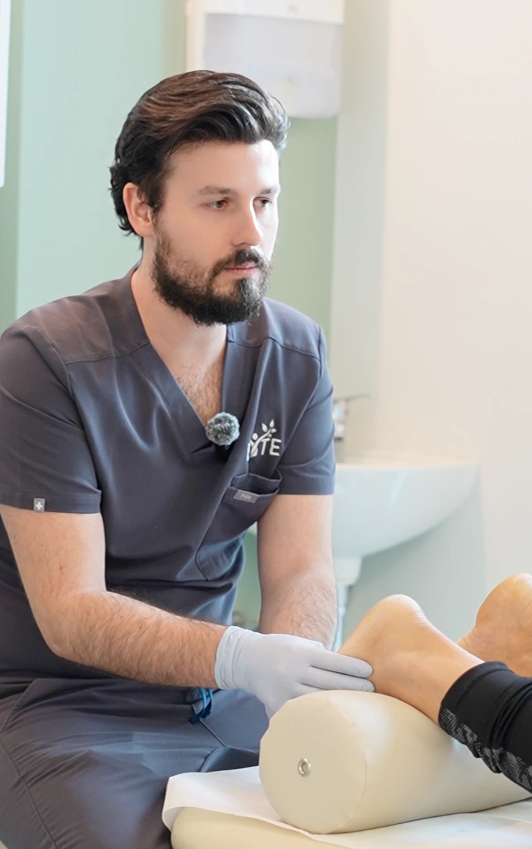 Un fisioterapista di Elite Fisio Medical Lab durante un trattamento